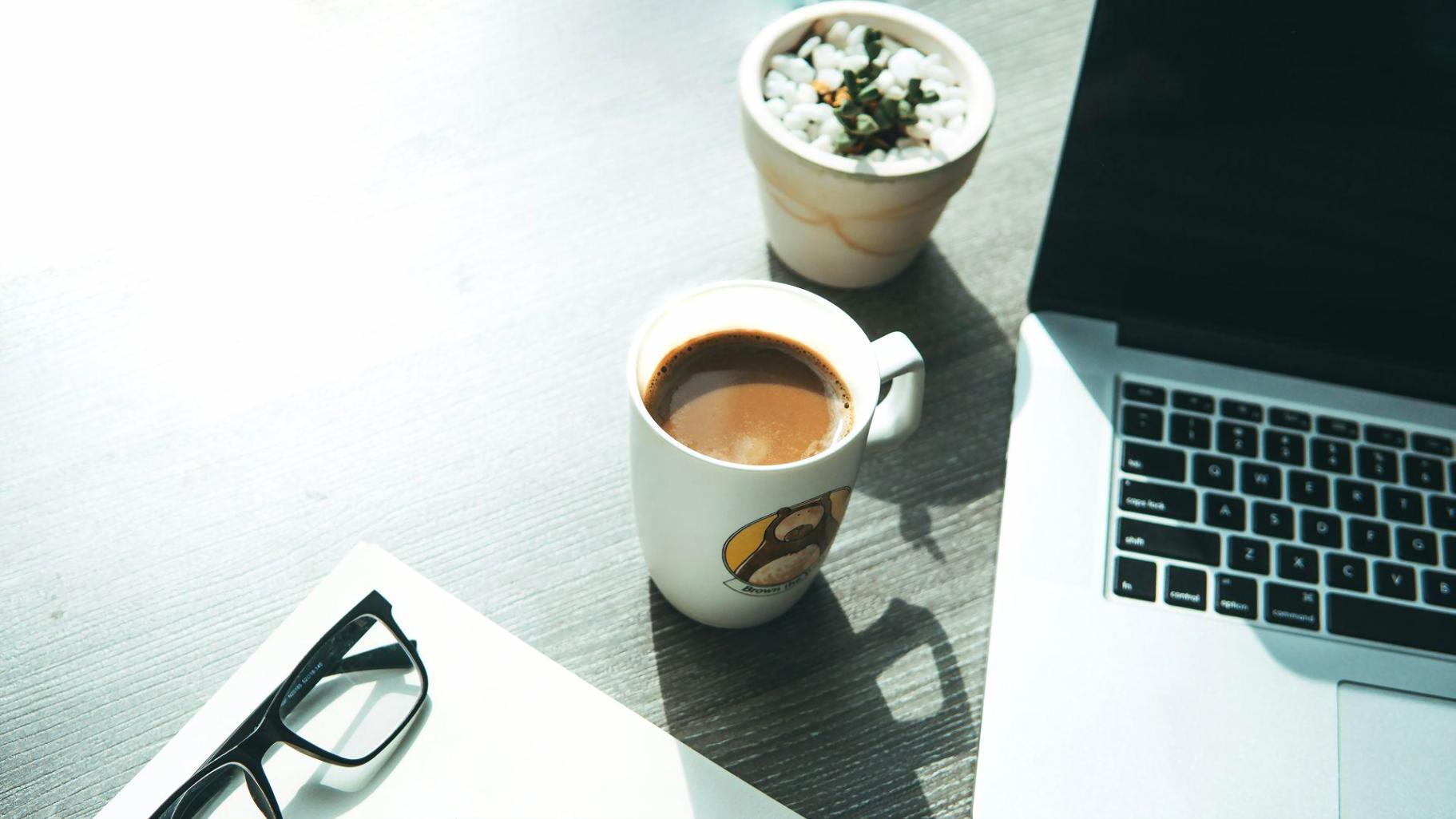 Finanzanalyst arbeitet mit Berichten und Diagrammen