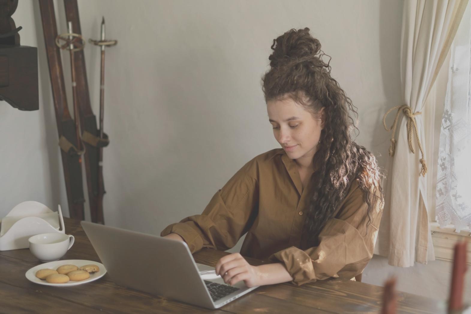 Moderne Lernumgebung mit digitalen und traditionellen Lernmethoden